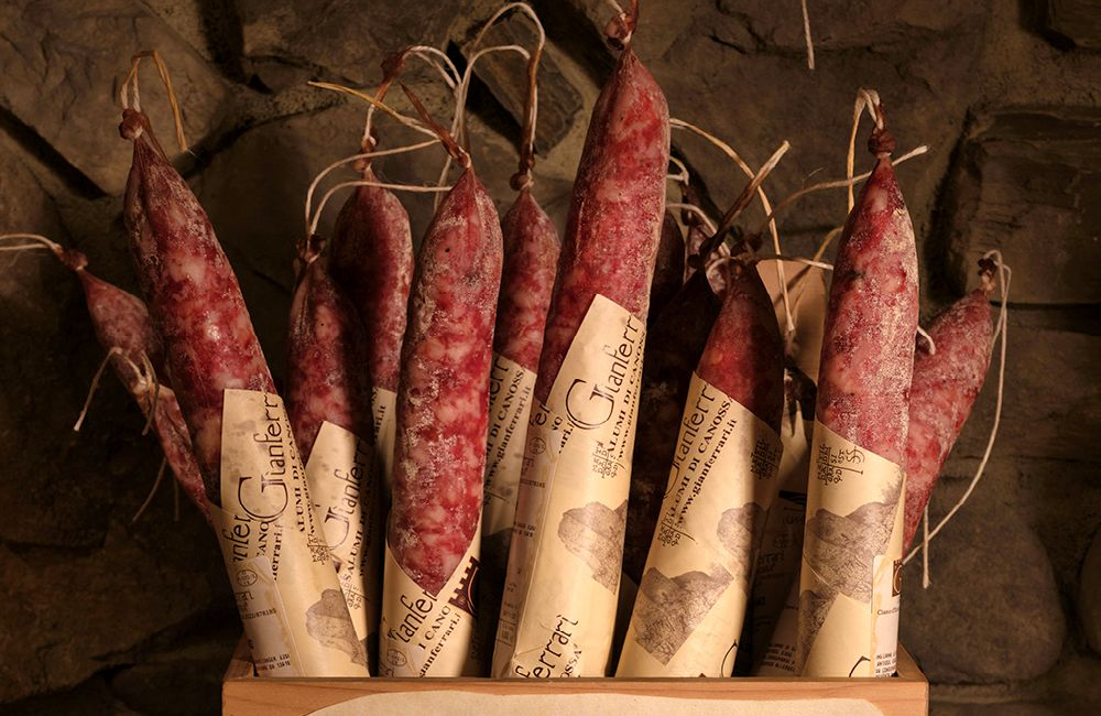 Confezioni regalo | Salumificio Gianferrari - I salumi di Canossa e della Val d'Enza | Il Salumificio Gianferrari produce e stagiona i salumi tipici di Canossa e della Val d'Enza: culatello in cotenna e in vescica, fiocco di culatello, prosciutto crudo e salame di culatello. Confezione pacchi regalo e strenne natalizie. Una destinazione di pregio per il turismo enogastronomico in Emilia.