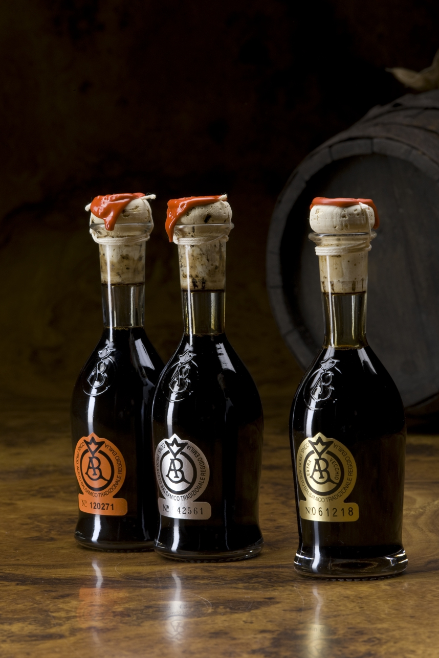 L'Aceto tradizionale balsamico di Reggio Emilia | Gianferrari Salumi - Parmigiano Reggiano - aceto Balsamico | Il Salumificio Gianferrari produce e stagiona i salumi tipici di Canossa e della Val d'Enza: culatello in cotenna e in vescica, fiocco di culatello, prosciutto crudo e salame di culatello. Confezione pacchi regalo e strenne natalizie. Una destinazione di pregio per il turismo enogastronomico in Emilia.