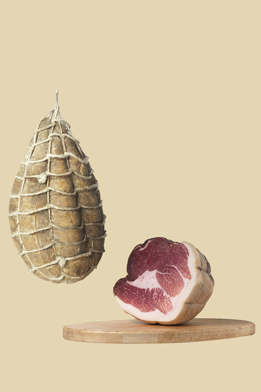 Culatello in vescica | Salumificio Gianferrari - I salumi di Canossa e della Val d'Enza | Il Salumificio Gianferrari produce e stagiona i salumi tipici di Canossa e della Val d'Enza: culatello in cotenna e in vescica, fiocco di culatello, prosciutto crudo e salame di culatello. Confezione pacchi regalo e strenne natalizie. Una destinazione di pregio per il turismo enogastronomico in Emilia.