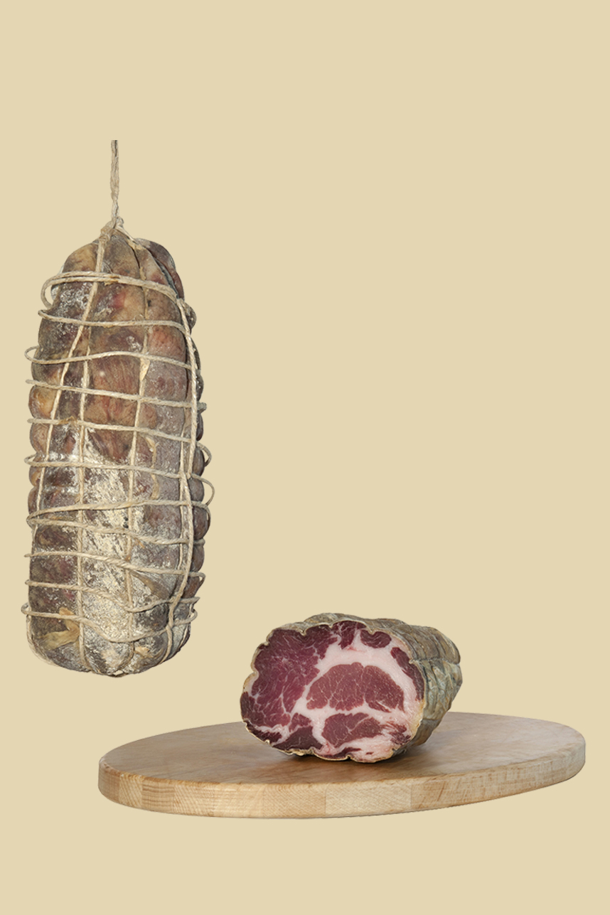 Coppa | Salumificio Gianferrari - I salumi di Canossa e della Val d'Enza | Il Salumificio Gianferrari produce e stagiona i salumi tipici di Canossa e della Val d'Enza: culatello in cotenna e in vescica, fiocco di culatello, prosciutto crudo e salame di culatello. Confezione pacchi regalo e strenne natalizie. Una destinazione di pregio per il turismo enogastronomico in Emilia.