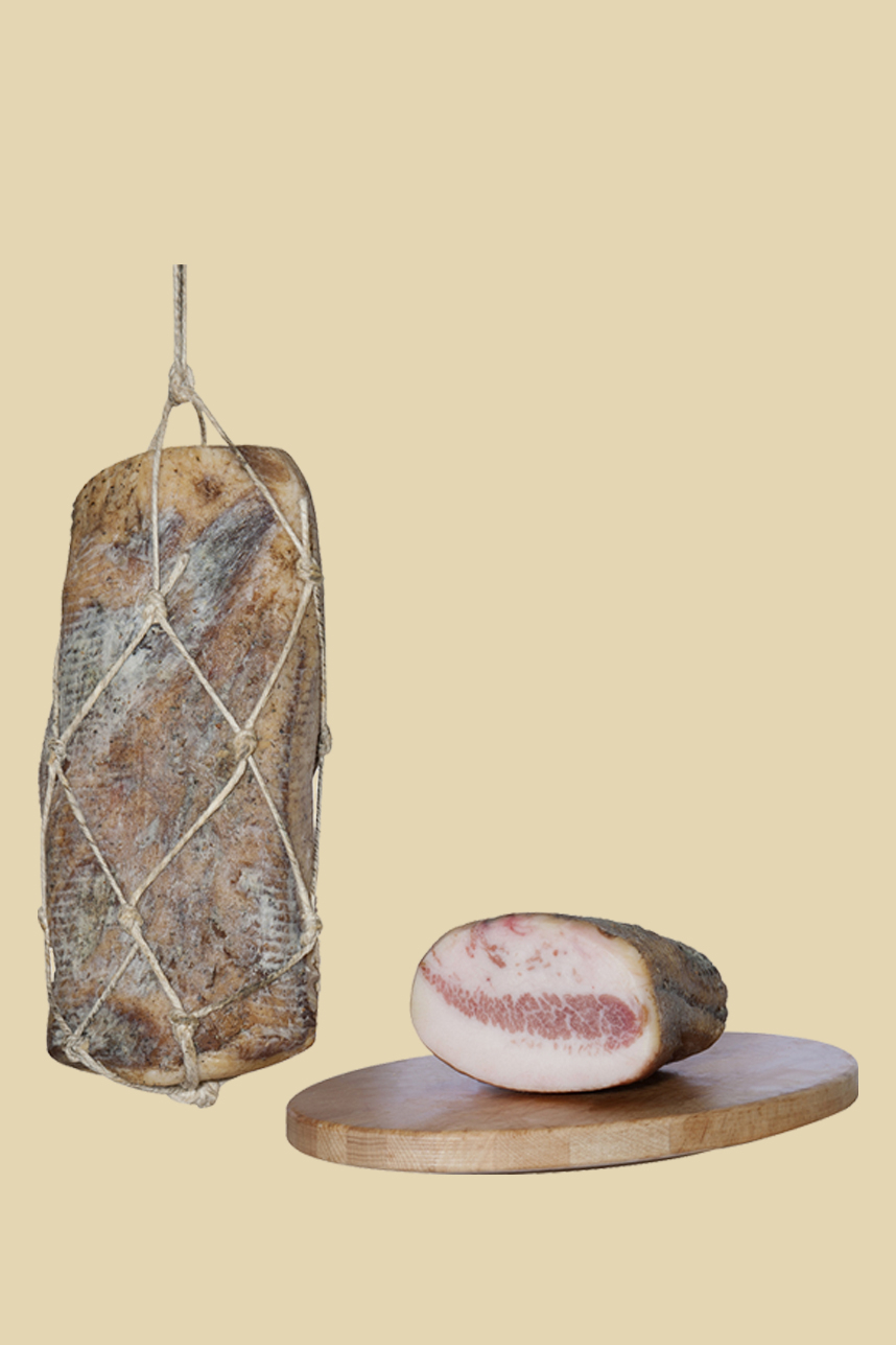 Guanciale | Salumificio Gianferrari - I salumi di Canossa e della Val d'Enza | Il Salumificio Gianferrari produce e stagiona i salumi tipici di Canossa e della Val d'Enza: culatello in cotenna e in vescica, fiocco di culatello, prosciutto crudo e salame di culatello. Confezione pacchi regalo e strenne natalizie. Una destinazione di pregio per il turismo enogastronomico in Emilia.