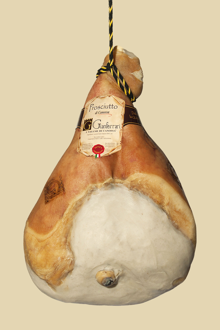 Prosciutto crudo | Salumificio Gianferrari - I salumi di Canossa e della Val d'Enza | Il Salumificio Gianferrari produce e stagiona i salumi tipici di Canossa e della Val d'Enza: culatello in cotenna e in vescica, fiocco di culatello, prosciutto crudo e salame di culatello. Confezione pacchi regalo e strenne natalizie. Una destinazione di pregio per il turismo enogastronomico in Emilia.