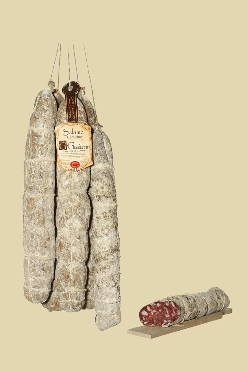 Salame | Salumificio Gianferrari - I salumi di Canossa e della Val d'Enza | Il Salumificio Gianferrari produce e stagiona i salumi tipici di Canossa e della Val d'Enza: culatello in cotenna e in vescica, fiocco di culatello, prosciutto crudo e salame di culatello. Confezione pacchi regalo e strenne natalizie. Una destinazione di pregio per il turismo enogastronomico in Emilia.