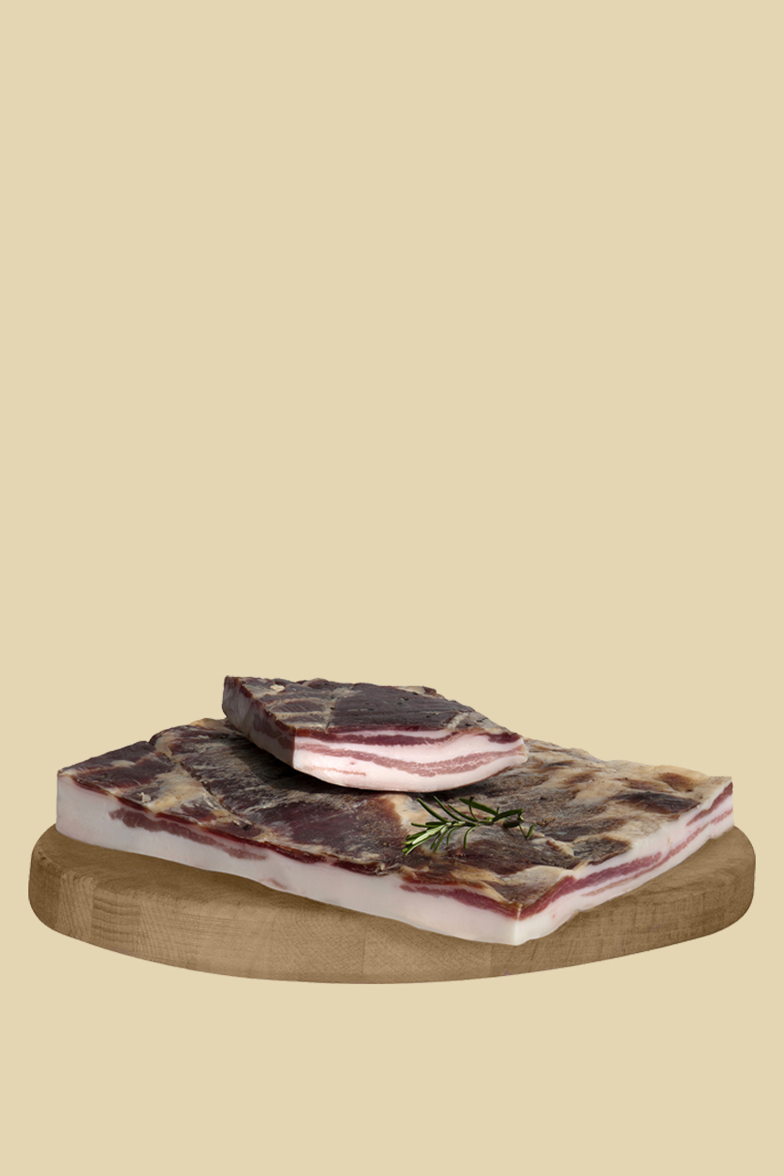 Pancetta Stesa di Canossa | Salumificio Gianferrari - I salumi di Canossa e della Val d'Enza | Il Salumificio Gianferrari produce e stagiona i salumi tipici di Canossa e della Val d'Enza: culatello in cotenna e in vescica, fiocco di culatello, prosciutto crudo e salame di culatello. Confezione pacchi regalo e strenne natalizie. Una destinazione di pregio per il turismo enogastronomico in Emilia.