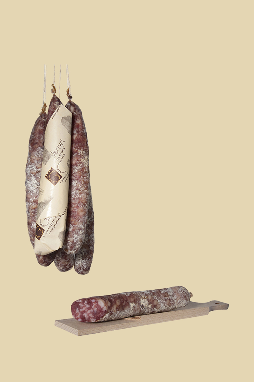 Strolghino | Salumificio Gianferrari - I salumi di Canossa e della Val d'Enza | Il Salumificio Gianferrari produce e stagiona i salumi tipici di Canossa e della Val d'Enza: culatello in cotenna e in vescica, fiocco di culatello, prosciutto crudo e salame di culatello. Confezione pacchi regalo e strenne natalizie. Una destinazione di pregio per il turismo enogastronomico in Emilia.